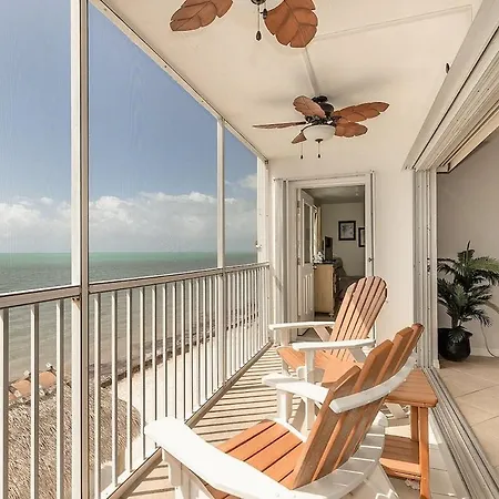 Seaside Villa- Charming Beachfront Condo W Pool!